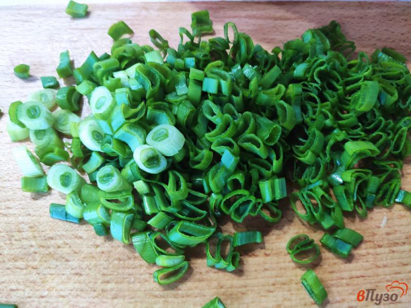 Фото приготовление рецепта: Овощной салат с зелёным луком и сметаной шаг №3
