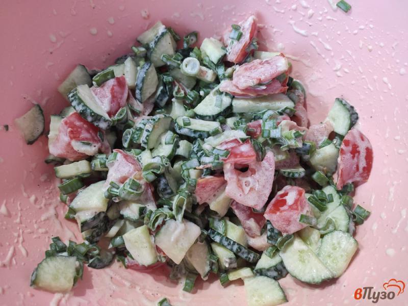 Фото приготовление рецепта: Овощной салат с зелёным луком и сметаной шаг №5