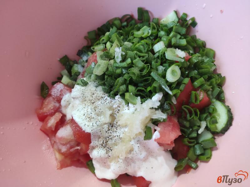 Фото приготовление рецепта: Овощной салат с зелёным луком и сметаной шаг №4