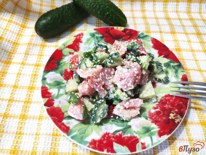 Фото приготовление рецепта: Овощной салат с зелёным луком и сметаной шаг №6