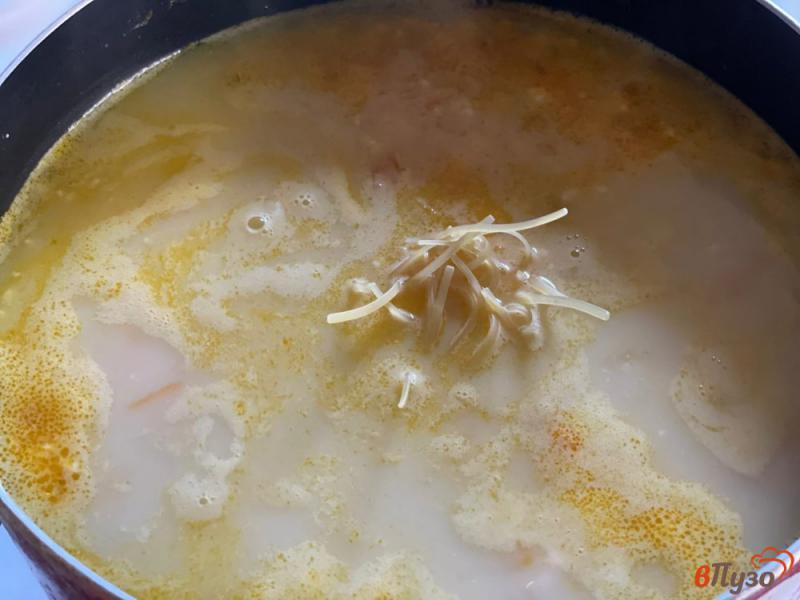 Фото приготовление рецепта: Сырный суп с вермишелью шаг №5