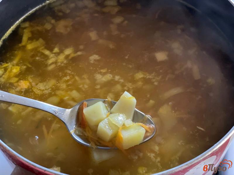Фото приготовление рецепта: Сырный суп с вермишелью шаг №3