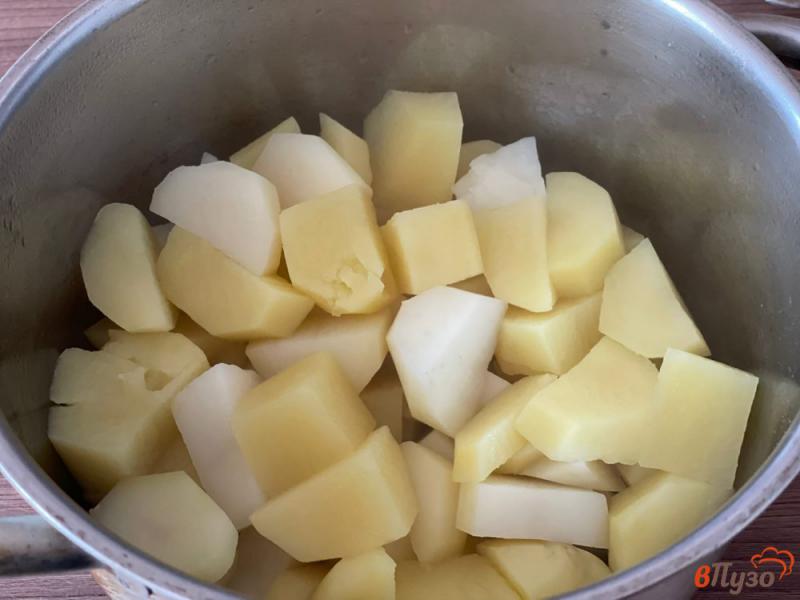 Фото приготовление рецепта: Картофельное пюре с шампиньонами и луком шаг №2