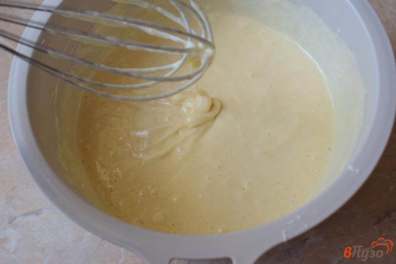 Фото приготовление рецепта: Пышные оладьи на кефире с содой шаг №4