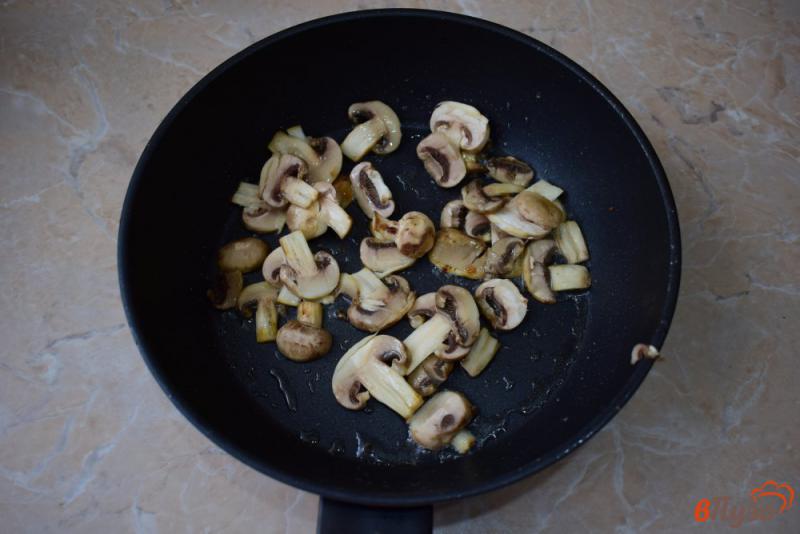 Фото приготовление рецепта: Макароны с грибами в омлете шаг №1