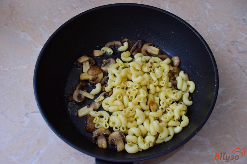 Фото приготовление рецепта: Макароны с грибами в омлете шаг №2
