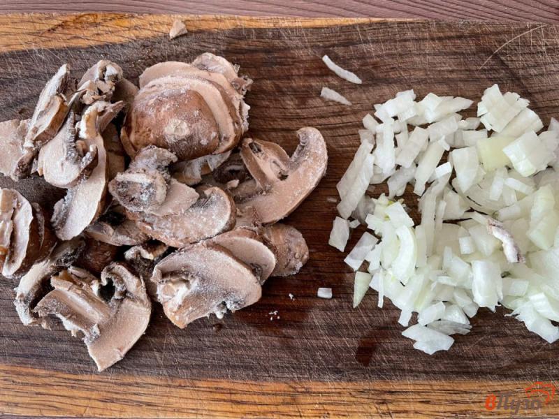 Фото приготовление рецепта: Омлет с грибами и пармезаном шаг №4