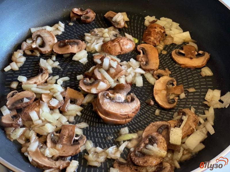 Фото приготовление рецепта: Омлет с грибами и пармезаном шаг №5