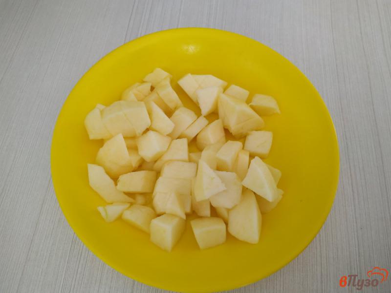 Фото приготовление рецепта: Шарлотка с яблоками и малиной шаг №3