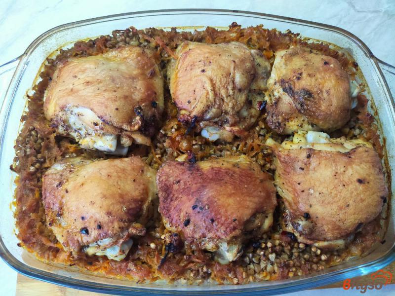 Фото приготовление рецепта: Куриные бедра запечённые с гречкой шаг №8