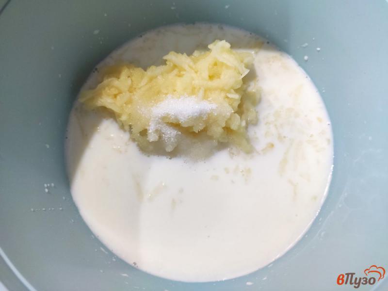 Фото приготовление рецепта: Оладьи на молоке с яблоком шаг №3