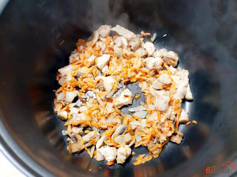 Фото приготовление рецепта: Рис карри с мясом и грибами шаг №7