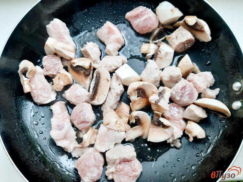 Фото приготовление рецепта: Рис карри с мясом и грибами шаг №3