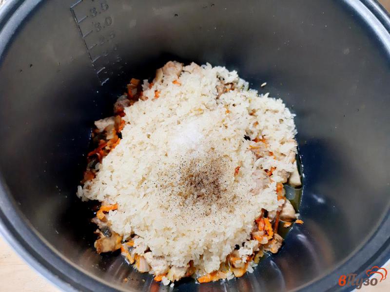 Фото приготовление рецепта: Рис карри с мясом и грибами шаг №8