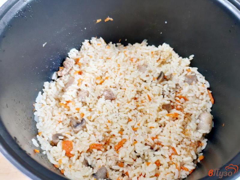 Фото приготовление рецепта: Рис карри с мясом и грибами шаг №10