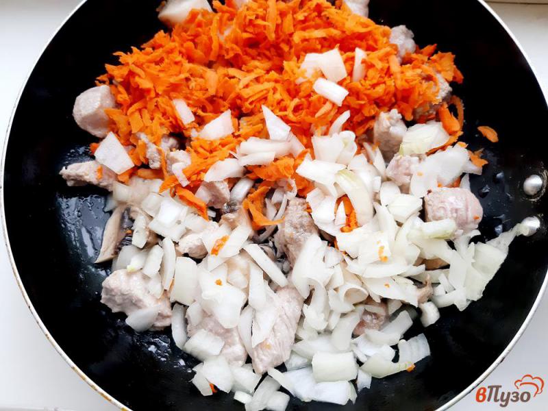 Фото приготовление рецепта: Рис карри с мясом и грибами шаг №5