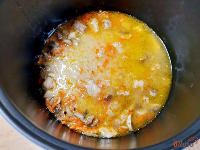 Фото приготовление рецепта: Рис карри с мясом и грибами шаг №9