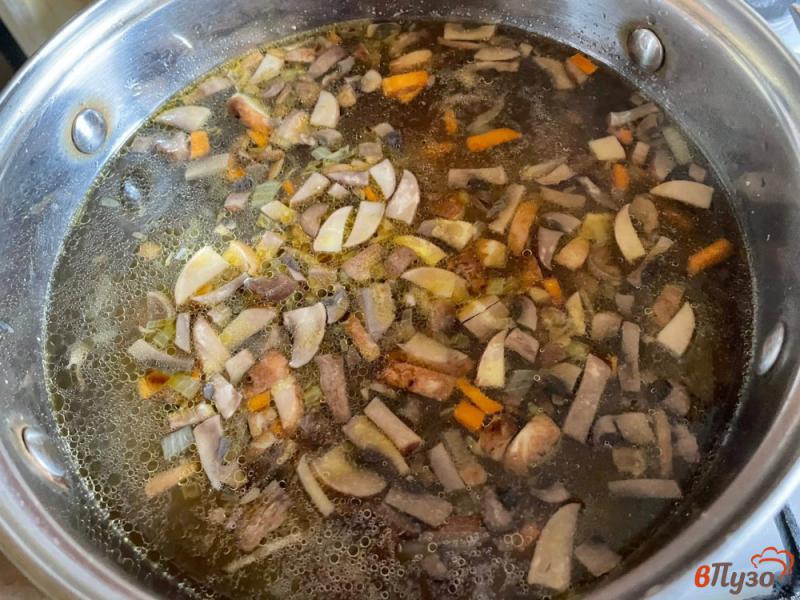 Фото приготовление рецепта: Грибной суп с фрикадельками шаг №4