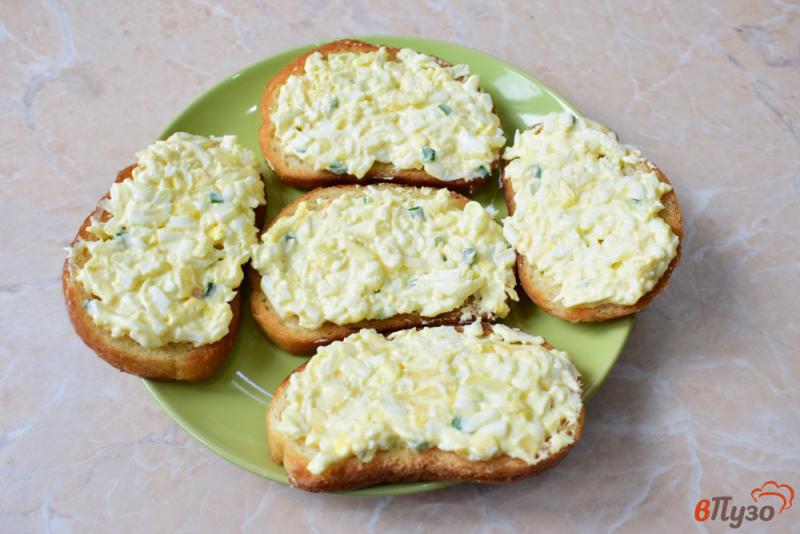 Фото приготовление рецепта: Яичные бутерброды с чесноком шаг №6