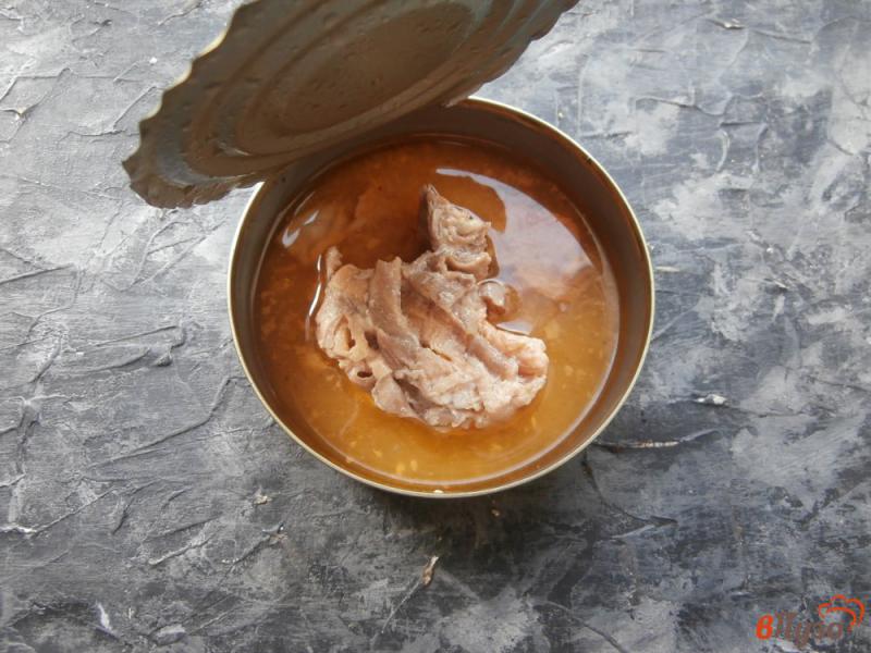 Фото приготовление рецепта: Гренки с консервированным лососем шаг №3
