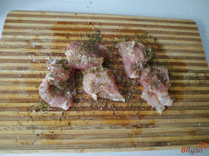 Фото приготовление рецепта: Запечённая картошка с курицей и грибами в горшочке шаг №3