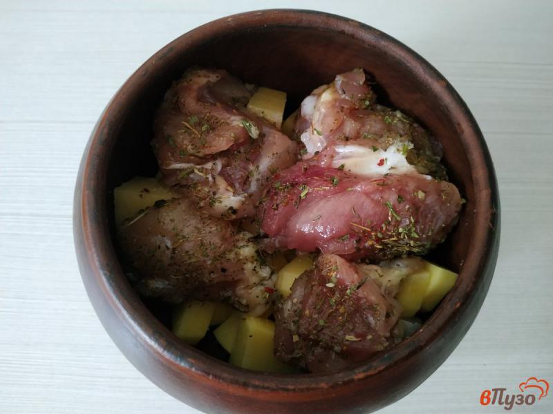 Фото приготовление рецепта: Запечённая картошка с курицей и грибами в горшочке шаг №4