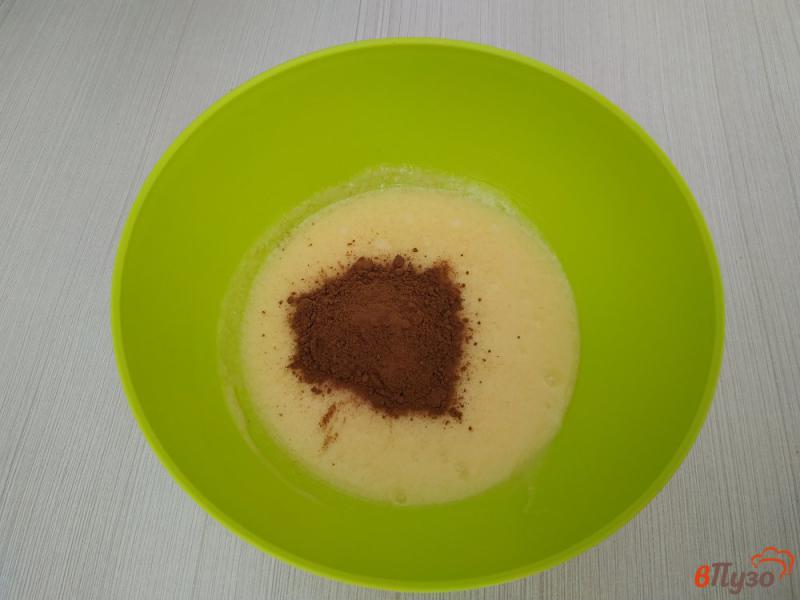 Фото приготовление рецепта: Шоколадный кекс в микроволновке шаг №3