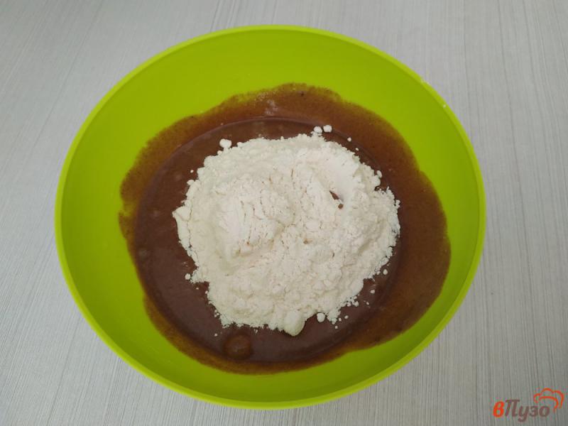 Фото приготовление рецепта: Шоколадный кекс в микроволновке шаг №5