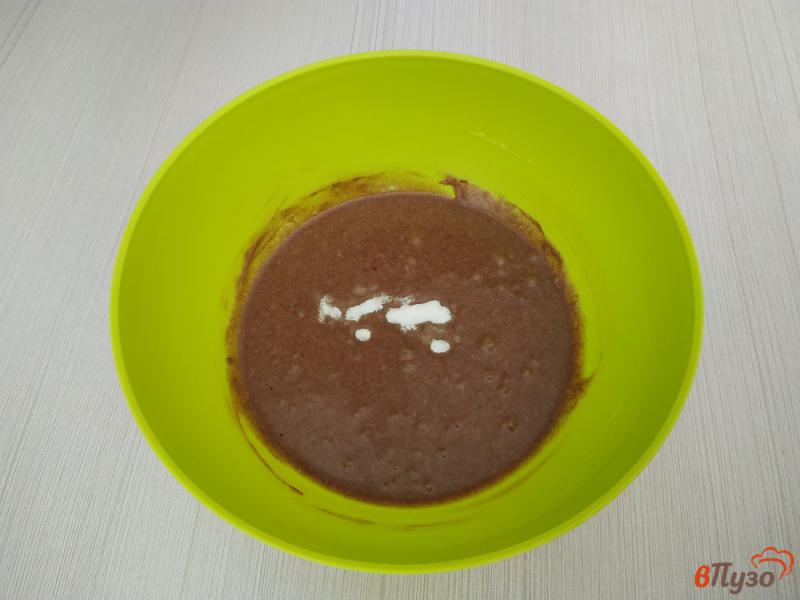 Фото приготовление рецепта: Шоколадный кекс в микроволновке шаг №4