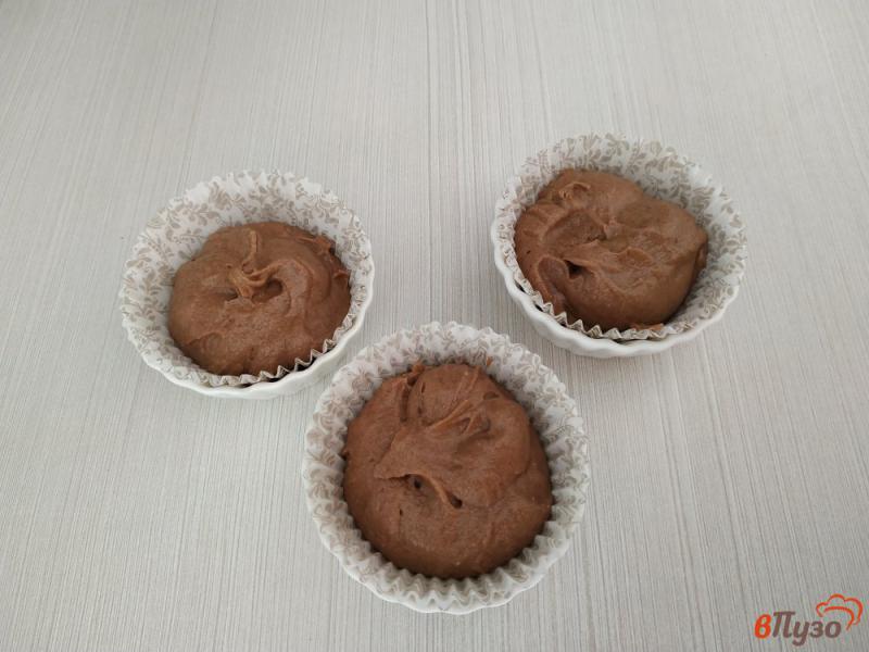 Фото приготовление рецепта: Шоколадный кекс в микроволновке шаг №7
