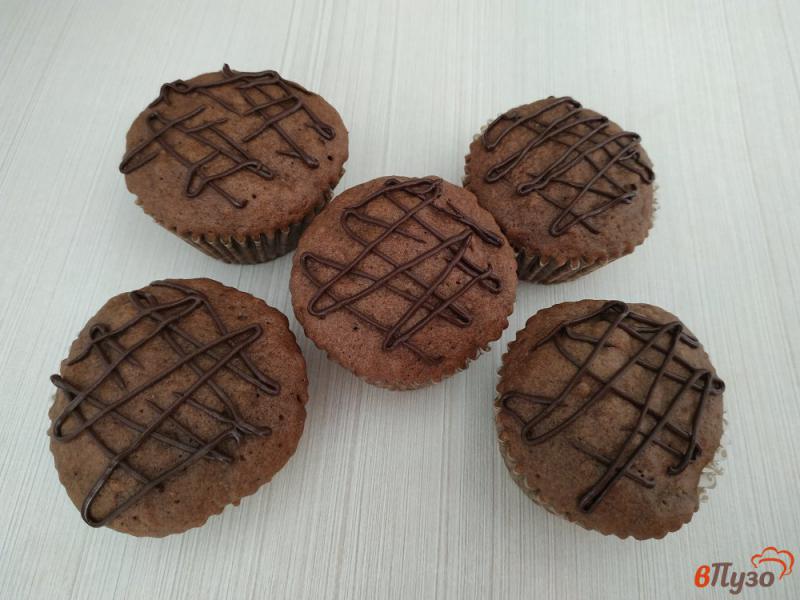 Фото приготовление рецепта: Шоколадный кекс в микроволновке шаг №8