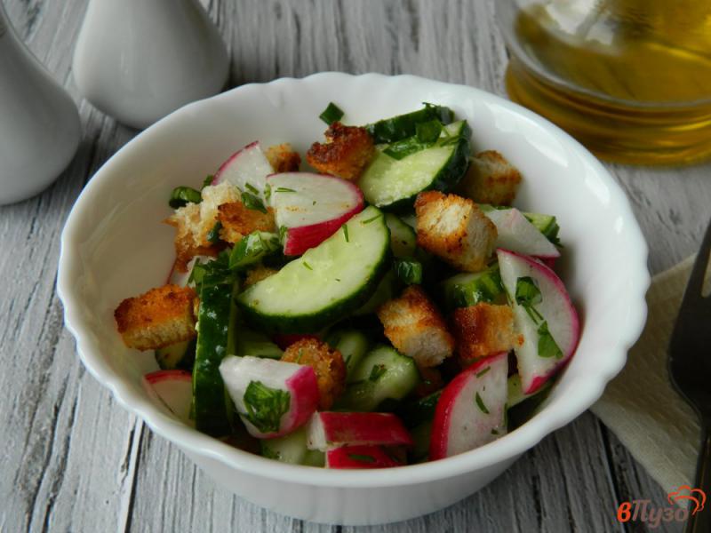 Фото приготовление рецепта: Овощной салат с сухариками шаг №8
