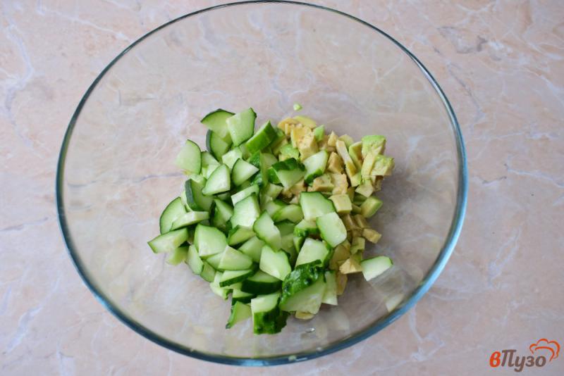 Фото приготовление рецепта: Овощной салат с авокадо без майонеза шаг №2