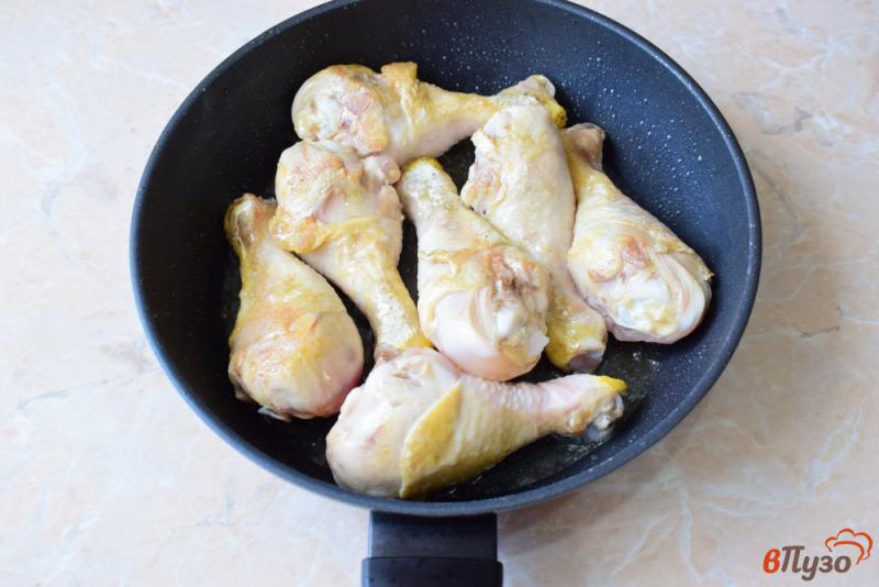 Фото приготовление рецепта: Куриные голени в сметане с базиликом шаг №1