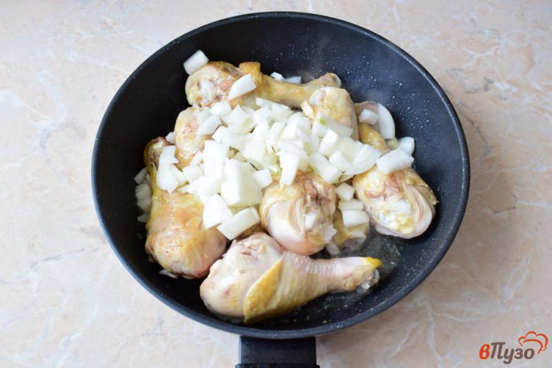 Фото приготовление рецепта: Куриные голени в сметане с базиликом шаг №2