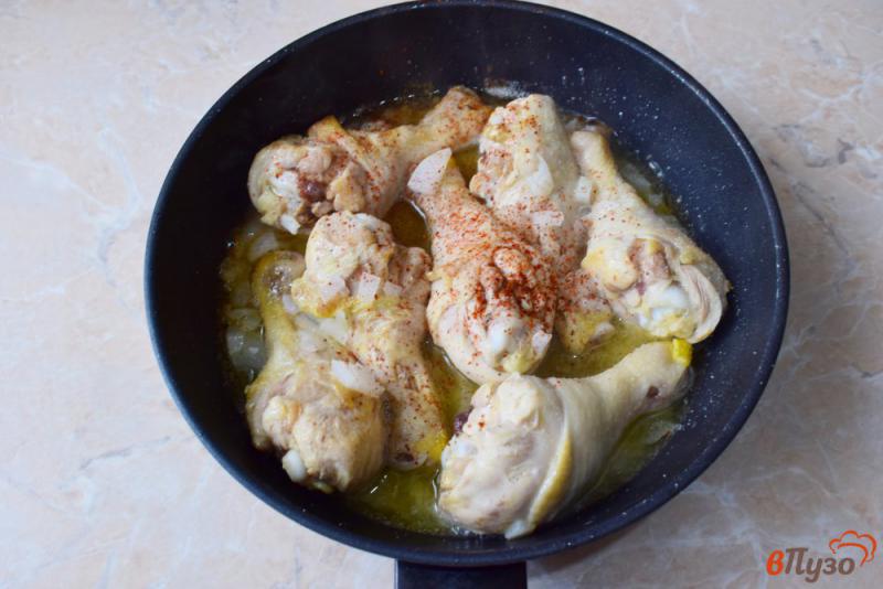 Фото приготовление рецепта: Куриные голени в сметане с базиликом шаг №3