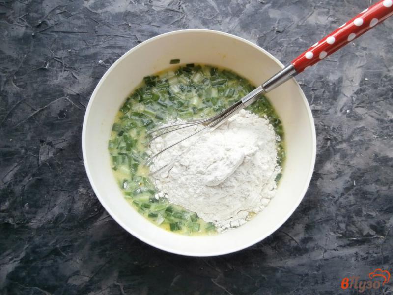Фото приготовление рецепта: Блинчики с куркумой и зеленым луком шаг №5