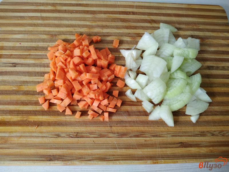 Фото приготовление рецепта: Сырный суп с копчёными колбасками шаг №2