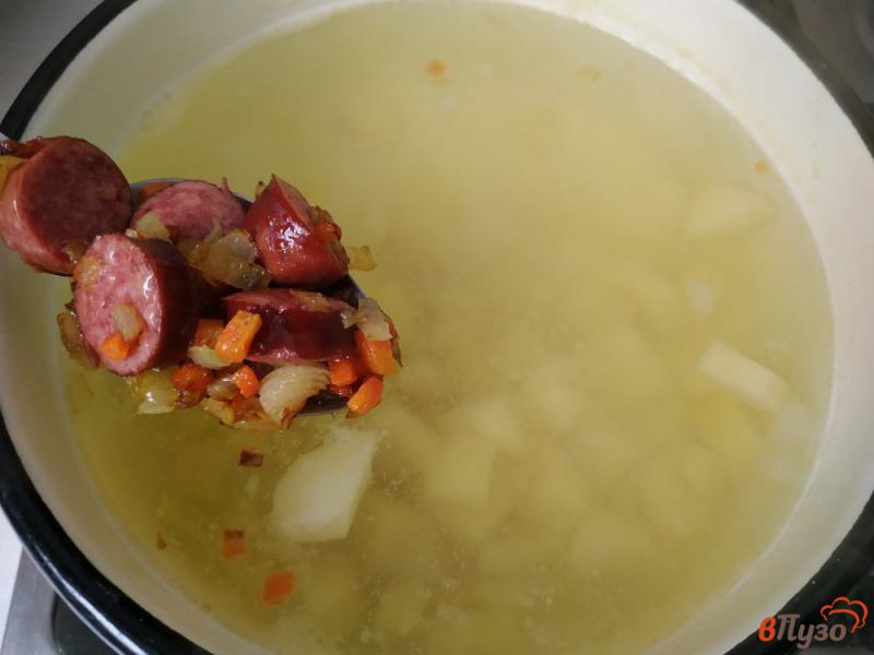 Фото приготовление рецепта: Сырный суп с копчёными колбасками шаг №6