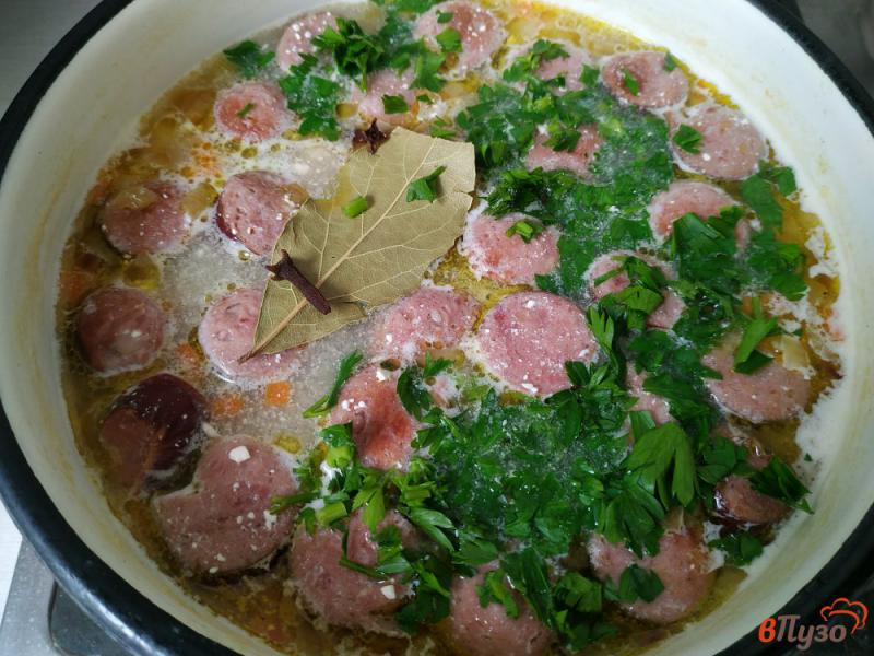 Фото приготовление рецепта: Сырный суп с копчёными колбасками шаг №8