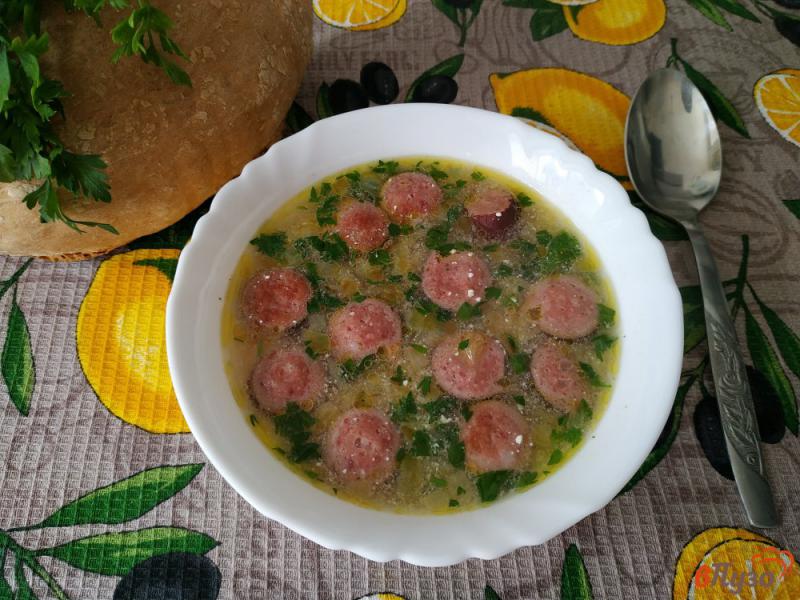 Фото приготовление рецепта: Сырный суп с копчёными колбасками шаг №9