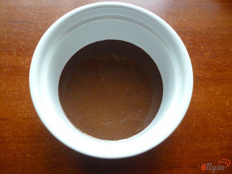 Фото приготовление рецепта: Шоколадный кекс с вареньем в микроволновке шаг №4