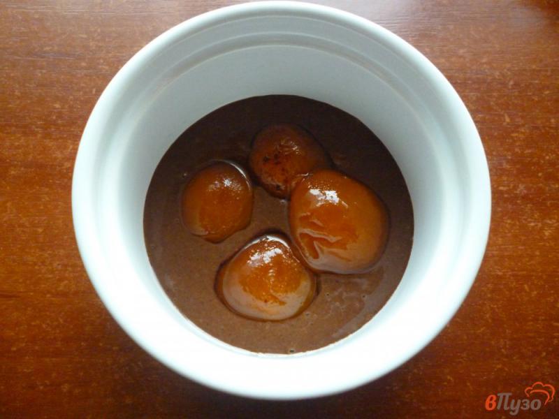 Фото приготовление рецепта: Шоколадный кекс с вареньем в микроволновке шаг №5
