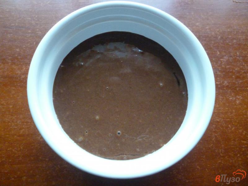 Фото приготовление рецепта: Шоколадный кекс с вареньем в микроволновке шаг №6