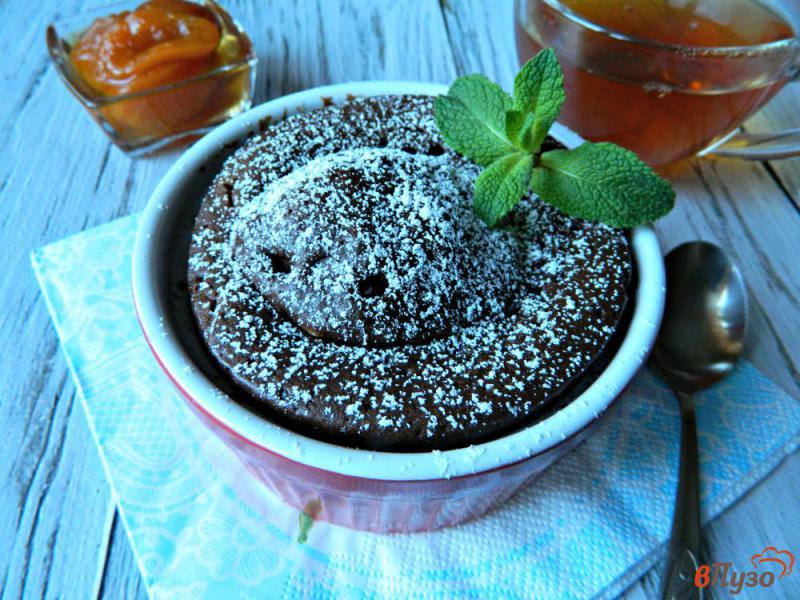 Фото приготовление рецепта: Шоколадный кекс с вареньем в микроволновке шаг №8