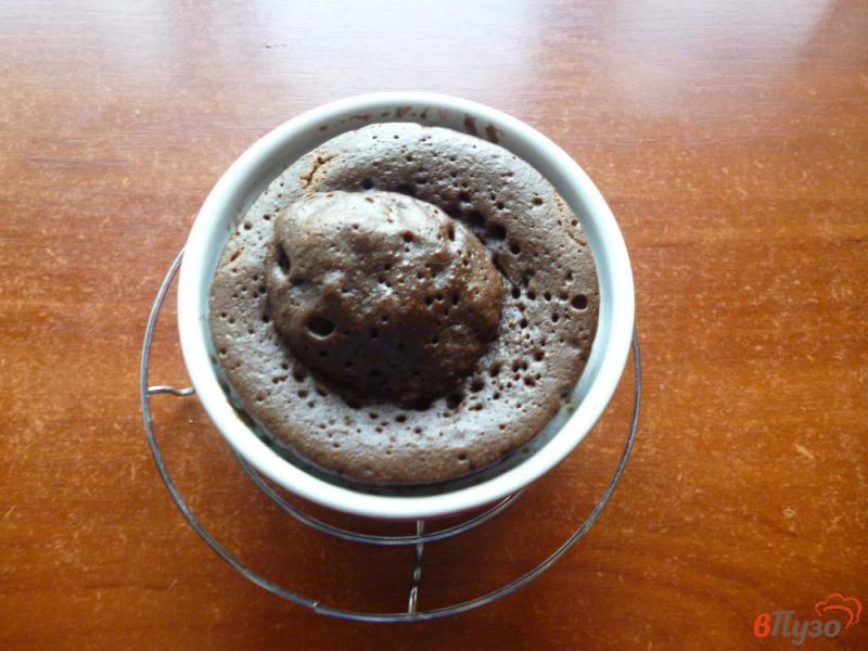 Фото приготовление рецепта: Шоколадный кекс с вареньем в микроволновке шаг №7