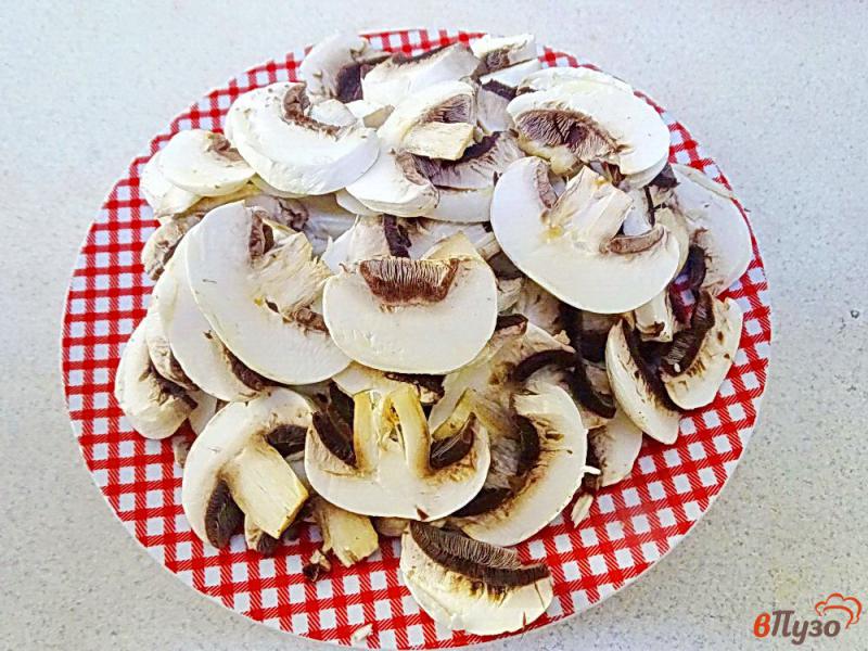 Фото приготовление рецепта: Паста с сыром и грибным соусом шаг №2