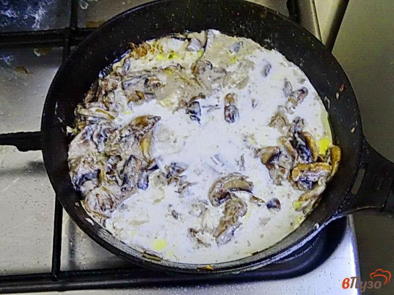 Фото приготовление рецепта: Паста с сыром и грибным соусом шаг №6