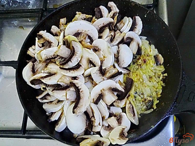 Фото приготовление рецепта: Паста с сыром и грибным соусом шаг №4
