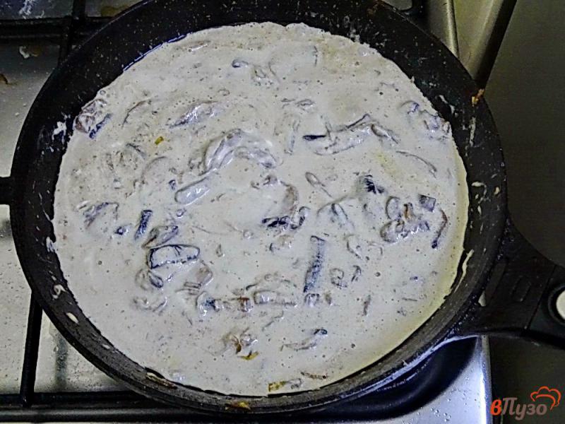 Фото приготовление рецепта: Паста с сыром и грибным соусом шаг №7
